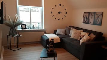 Een smart-tv en boeken