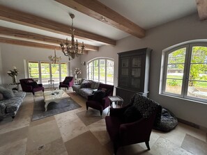 Smart TV, fireplace, DVD player, ping pong - Charming bastide, between the Luberon and historic quaint Aix en Provence. (Rognes)