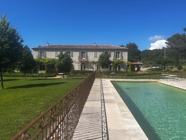 Pool - Charming bastide, between the Luberon and historic quaint Aix en Provence. (Rognes)