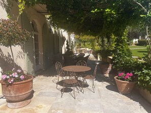 Outdoor dining - Charming bastide, between the Luberon and historic quaint Aix en Provence. (Rognes)