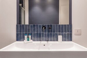 Luxury Suite, City View | Bathroom | Shower, rainfall showerhead, free toiletries, hair dryer - Epoca Suites Napoli (Naples)