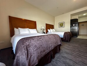 In-room safe, desk, blackout curtains, soundproofing - Best Western Plus Chihuahua Sacramento (Chihuahua)