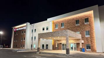 Vista frontal de la propiedad por la tarde o noche