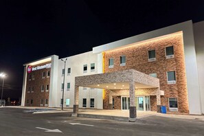 住宿正面 (夜晚)