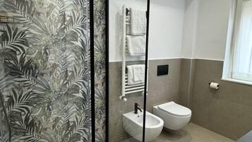Douche, sèche-cheveux, serviettes fournies