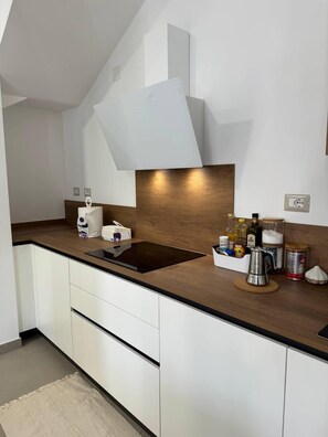 Kylskåp, mikrovågsugn, ugn och spishäll