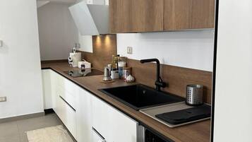 Frigorifero, microonde, forno, piano cottura