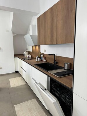 Een koelkast, een magnetron, een oven, een kookplaat