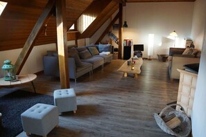 DVD プレーヤー、卓球台、書庫、ステレオ