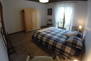 3 chambres, fer et planche à repasser, lit de bébé portatif