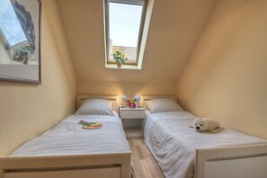 2 slaapkamers, een strijkplank/strijkijzer, gratis wifi, beddengoed