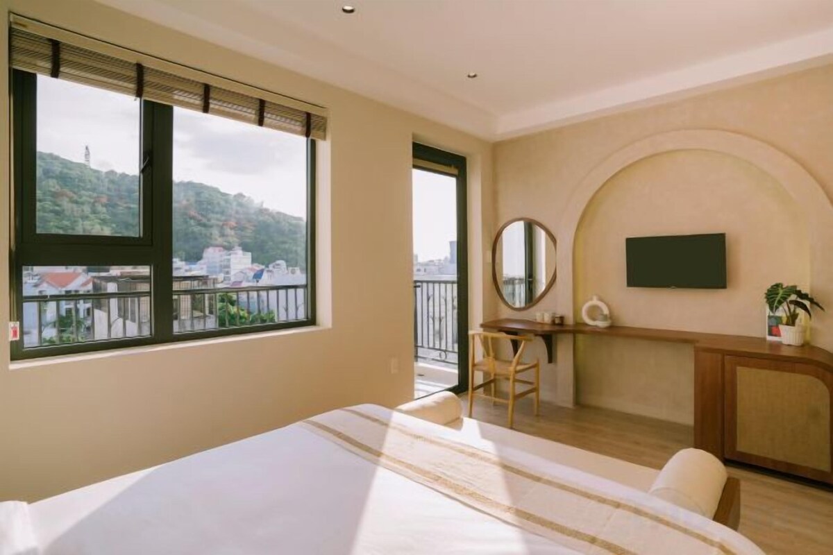 Premium bedding, desk, soundproofing, iron/ironing board (on request)