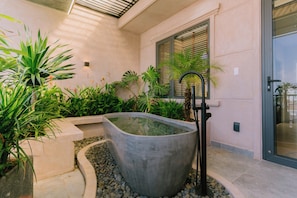Signature Double Room, Bathtub, City View | Bathroom