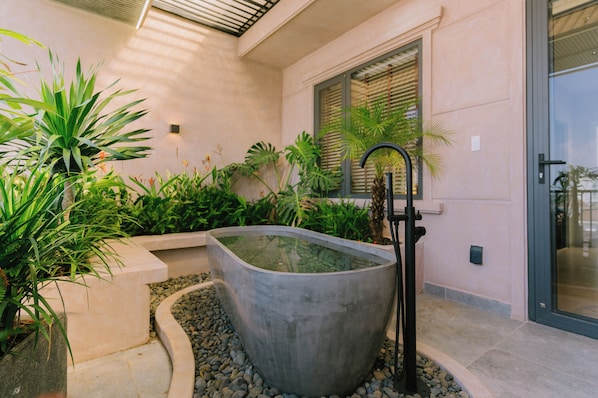 Signature Double Room, Bathtub, City View | Bathroom | Free toiletries, hair dryer, slippers, bidet - Chingu Boutique Home Vung Tau (Ho Chi Minh City)