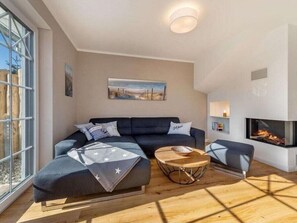 Smart-TV, Kamin, Bücher, Stereoanlage