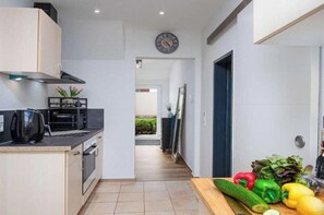 Fridge, oven, stovetop, dishwasher