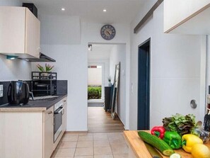 Jääkaappi, uuni, liesi, astianpesukone