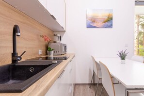 Een koelkast, een magnetron, een kookplaat, een vaatwasser
