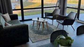 Een smart-tv en een open haard