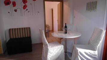 Huoneisto (One Bedroom apartment with Terrace) | Olohuone | 32–tuumainen taulutelevisio, jossa kaapelikanavat