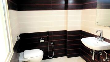 Shower, handuk, sabun, dan sampo