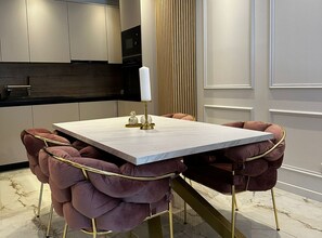 Apartemen (Two Bedroom Apartment with Terrace an) | Ruang makan