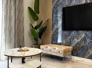 Lejlighed (Two Bedroom Apartment with Terrace an) | Stue | 32-tommers fladskærms-tv med digitale kanaler