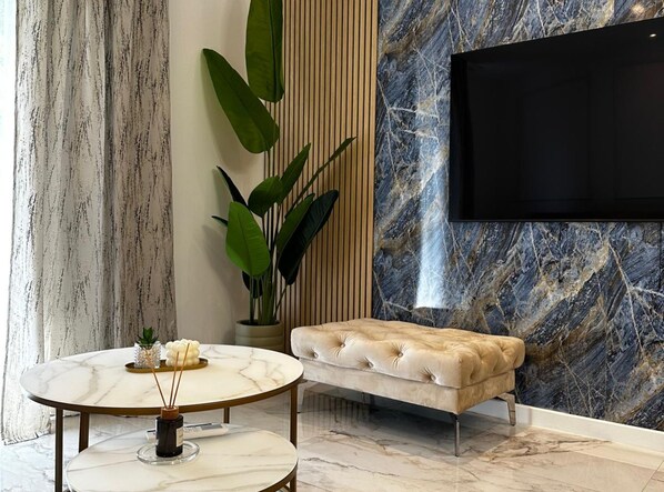 Lägenhet (Two Bedroom Apartment with Terrace an) | Vardagsrum | 32-tums platt-tv med digitalkanaler