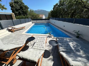 Lägenhet (Two Bedroom Apartment with Terrace an) | Utomhuspool | En säsongsöppen utomhuspool, parasoller och solstolar