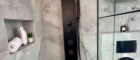 Appartement (Two Bedroom Apartment with Terrace an) | Salle de bain | Douche, serviettes fournies