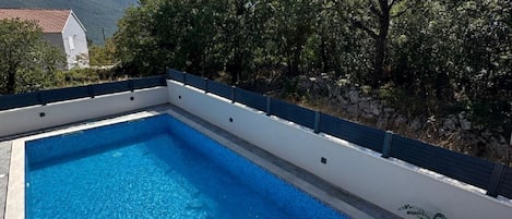 LÀgenhet (Two Bedroom Apartment with Terrace an) | Utomhuspool | En sÀsongsöppen utomhuspool, parasoller och solstolar