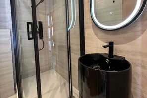 Apartment (Two Bedroom Apartment with Terrace an) | Bathroom | Shower, towels