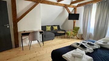 House (Three Bedroom Holiday Home) | 3 bedrooms, cribs/infant beds, free WiFi