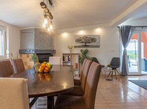 别墅 (Three Bedroom Villa) | 餐厅