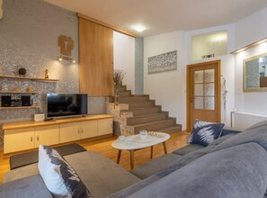 Villa (Three Bedroom Villa) | Salle de séjour | Télévision à écran plat de 32 pouces avec chaînes numériques
