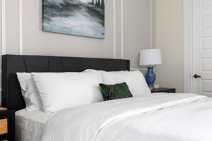 2 bedrooms, desk, iron/ironing board, free WiFi - Short North Penthouse | Free Parking | No Steps! (Columbus)