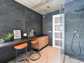 Douche, sèche-cheveux