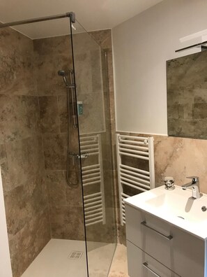 Douche, séchoir à cheveux, serviettes fournies, savon