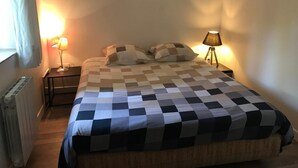 3 makuuhuonetta, silitysrauta/-lauta, ilmainen Wi-Fi, vuodevaatteet