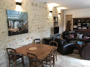 Smart TV, books - Maison à la Campagne (Urzy)
