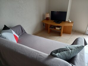 1 makuuhuone, silitysrauta/-lauta