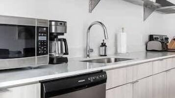 雪櫃、微波爐、焗爐、爐具