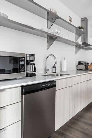 Frigorífic, microones, forn i placa de cuina 