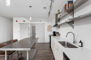 Réfrigérateur, micro-ondes, four, plaque de cuisson