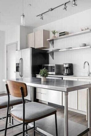 Réfrigérateur, micro-ondes, four, plaque de cuisson