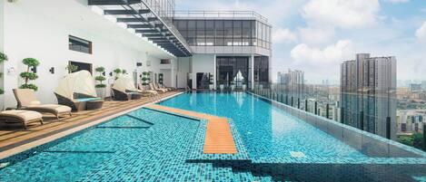 Piscine extérieure, accÚs possible de 7 h à minuit, chaises longues