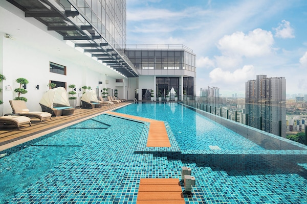 Una piscina al aire libre, sillones reclinables de piscina