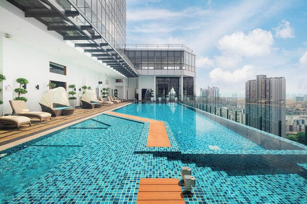 室外游泳池，開放時間為 07:00 至 00:00，提供日光浴躺椅