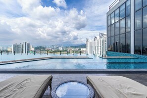 Una piscina al aire libre (de 07:00 a 00:00), tumbonas