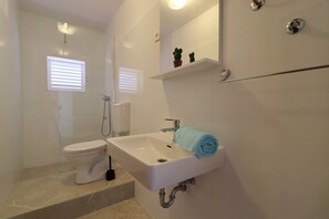 Lägenhet (Two Bedroom Apartment with Terrace an) | Badrum | Dusch och handdukar